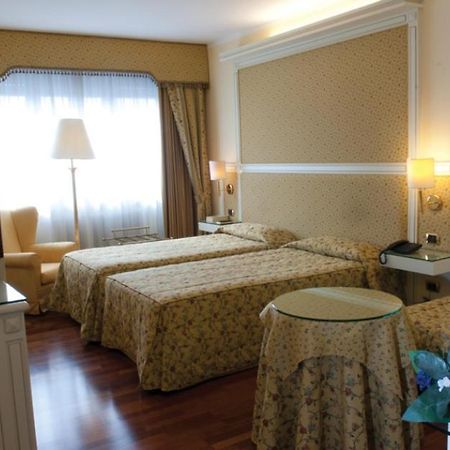 Hotel La Bussola Novara Bagian luar foto