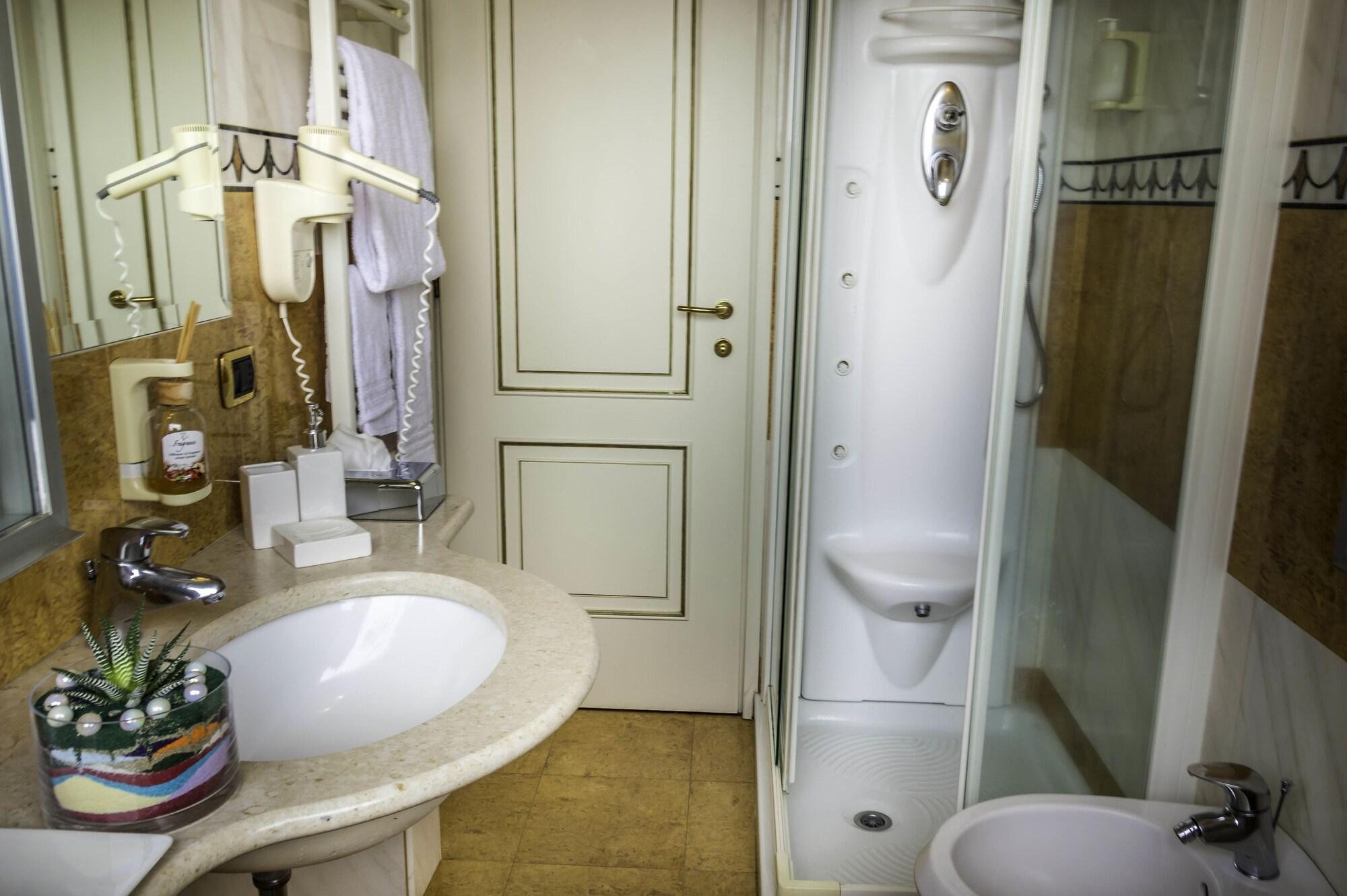 Hotel La Bussola Novara Bagian luar foto