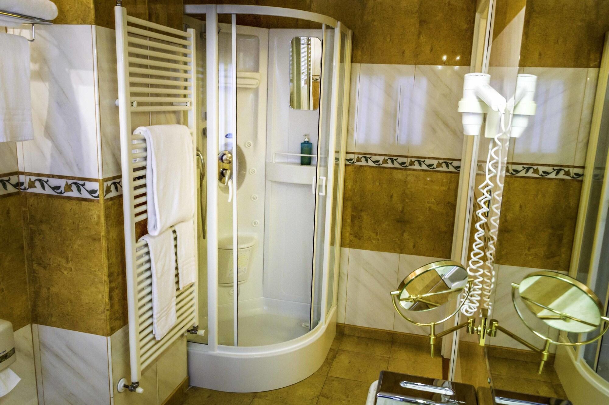Hotel La Bussola Novara Bagian luar foto