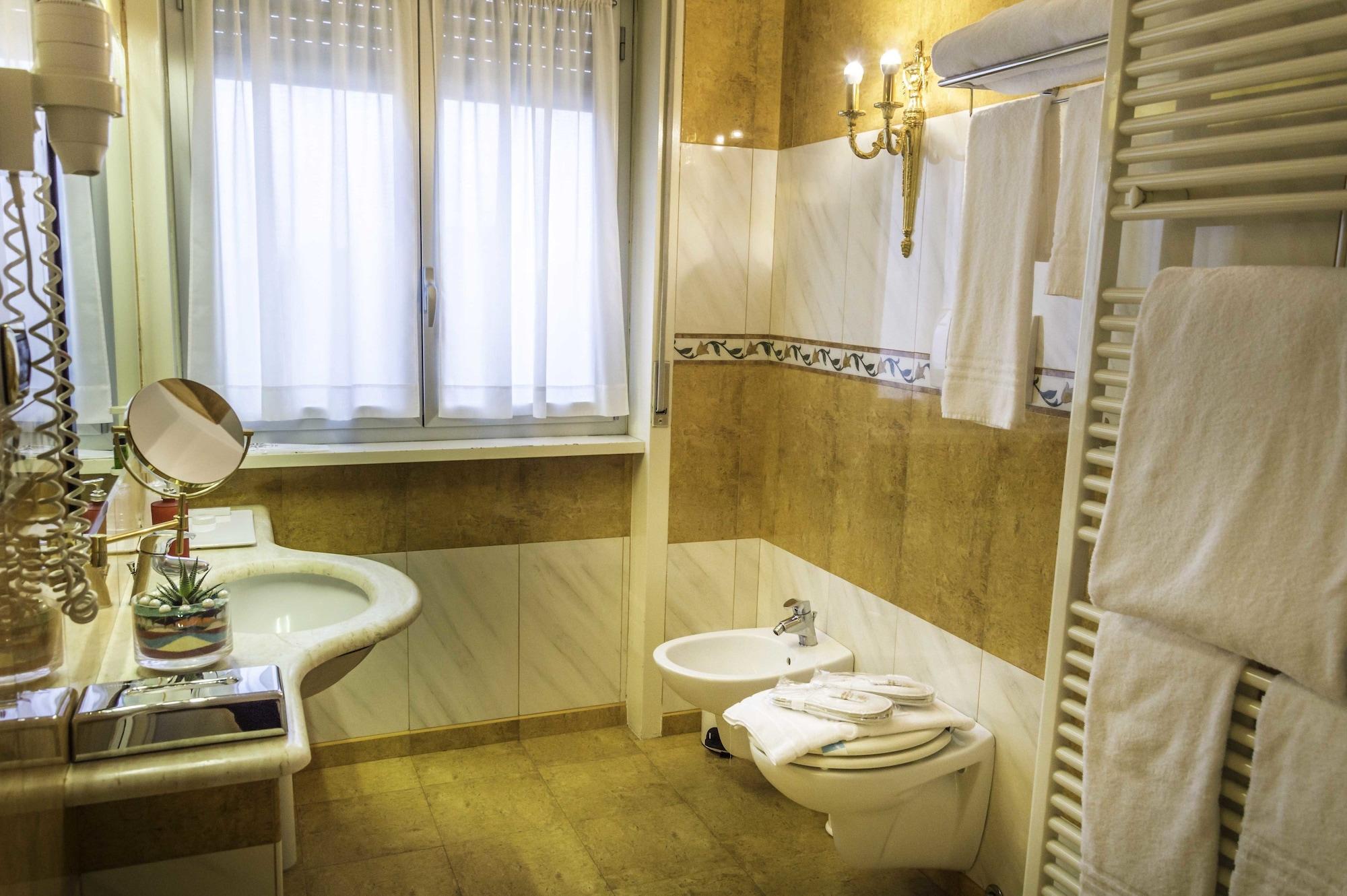 Hotel La Bussola Novara Bagian luar foto