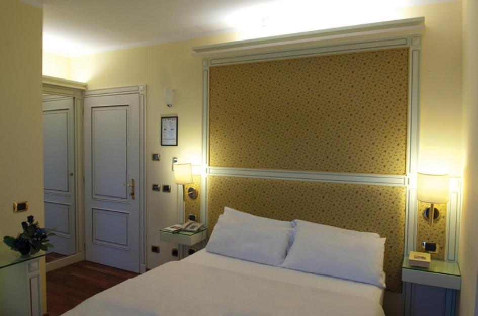 Hotel La Bussola Novara Bagian luar foto