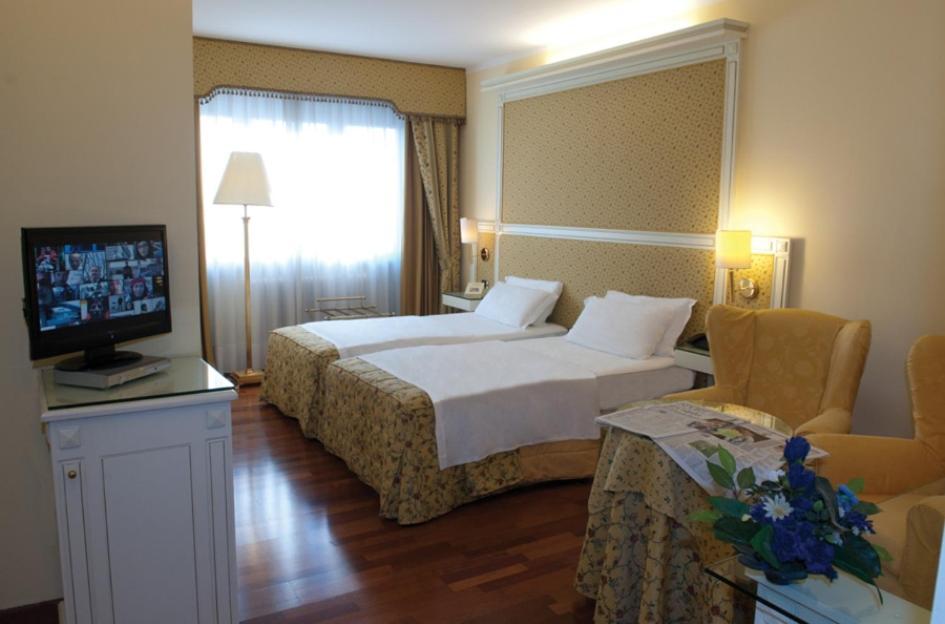 Hotel La Bussola Novara Bagian luar foto