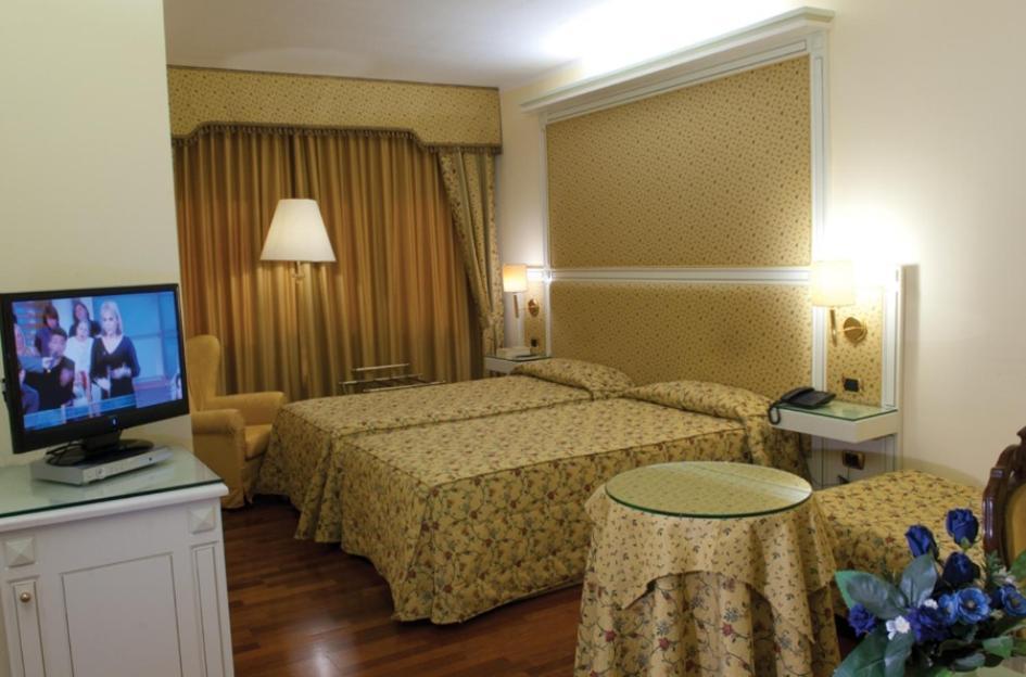 Hotel La Bussola Novara Bagian luar foto