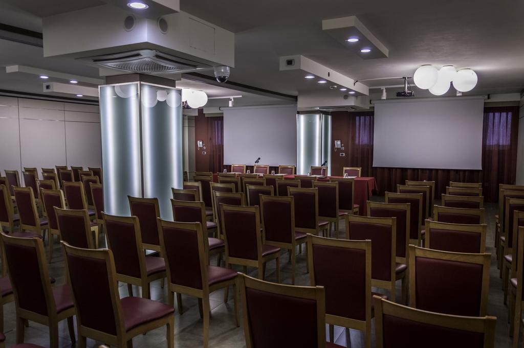 Hotel La Bussola Novara Bagian luar foto