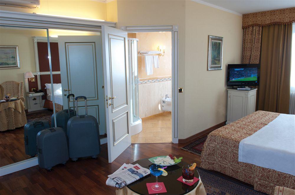 Hotel La Bussola Novara Bagian luar foto