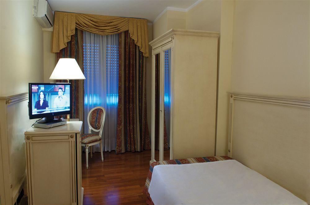 Hotel La Bussola Novara Bagian luar foto