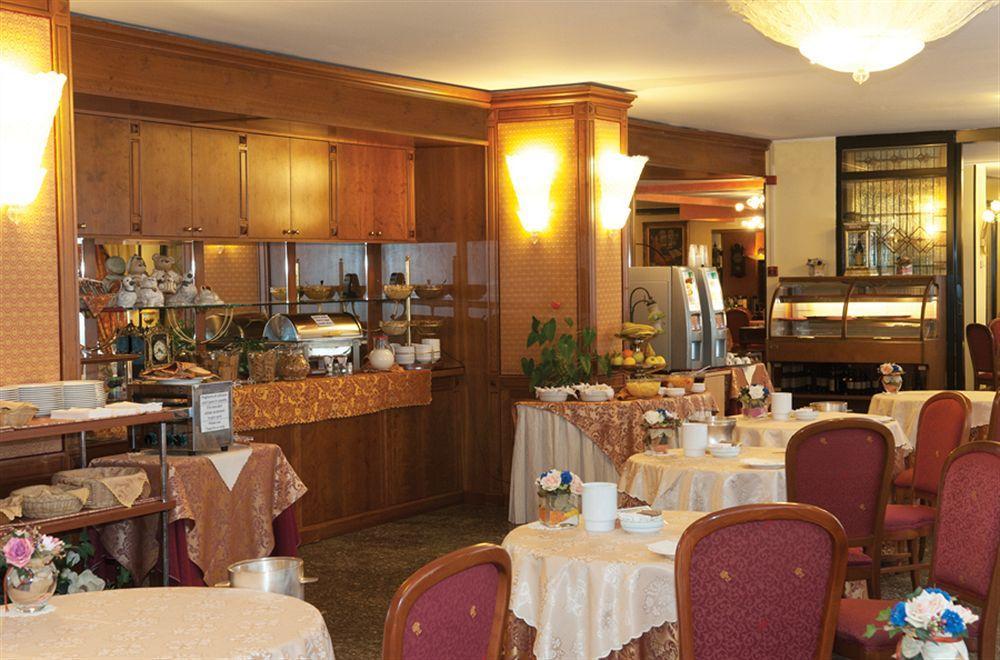 Hotel La Bussola Novara Bagian luar foto
